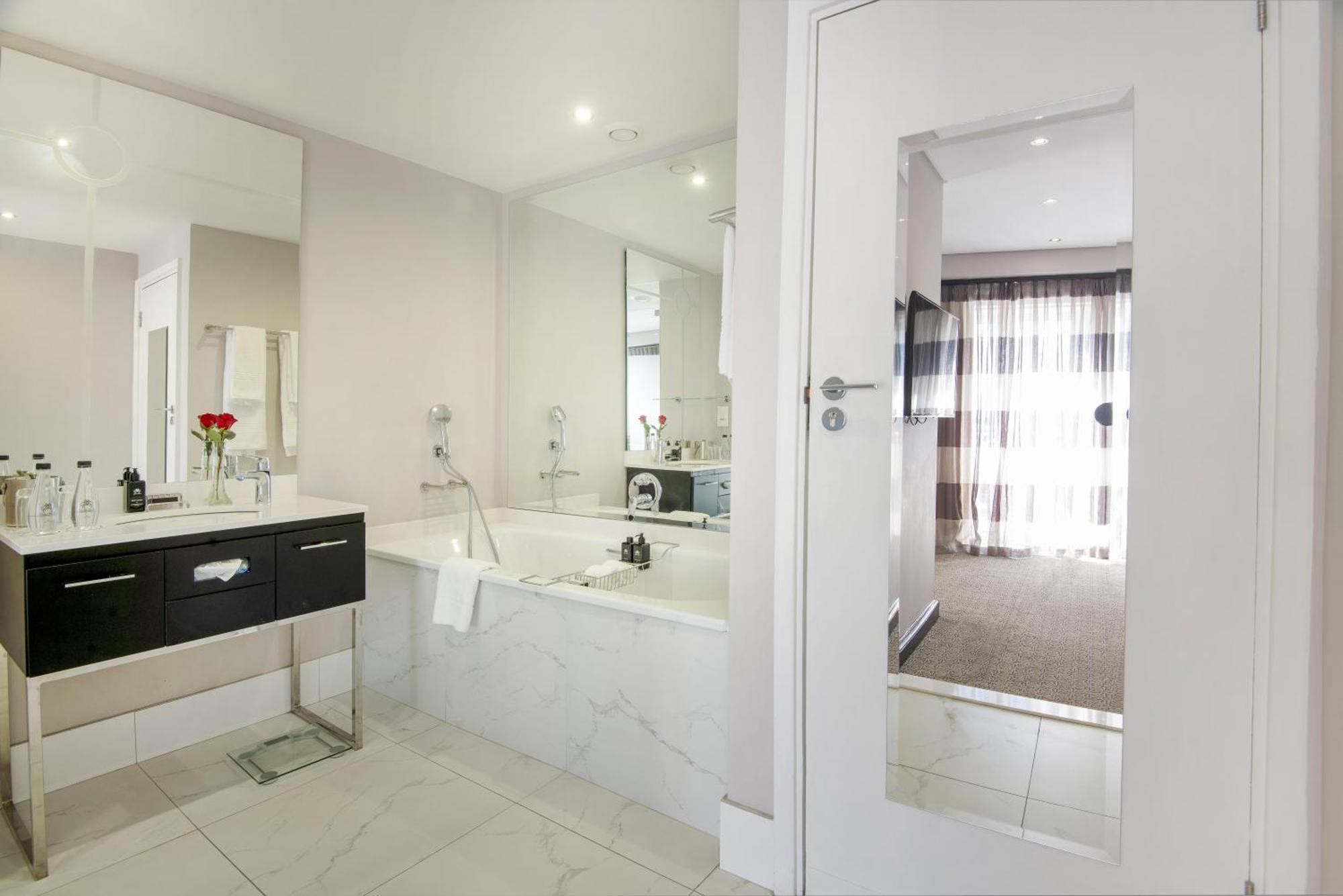 The Commodore Hotel 4*